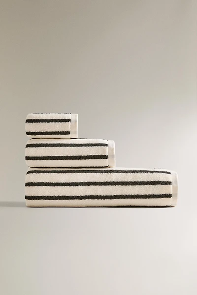 BATH TOWEL WITH COLORED STRIPES