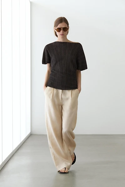 Total look pleated top with striped detail