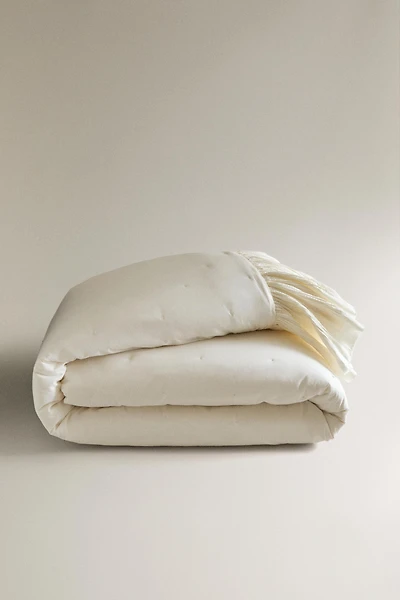 COTTON QUILT WITH RUFFLES