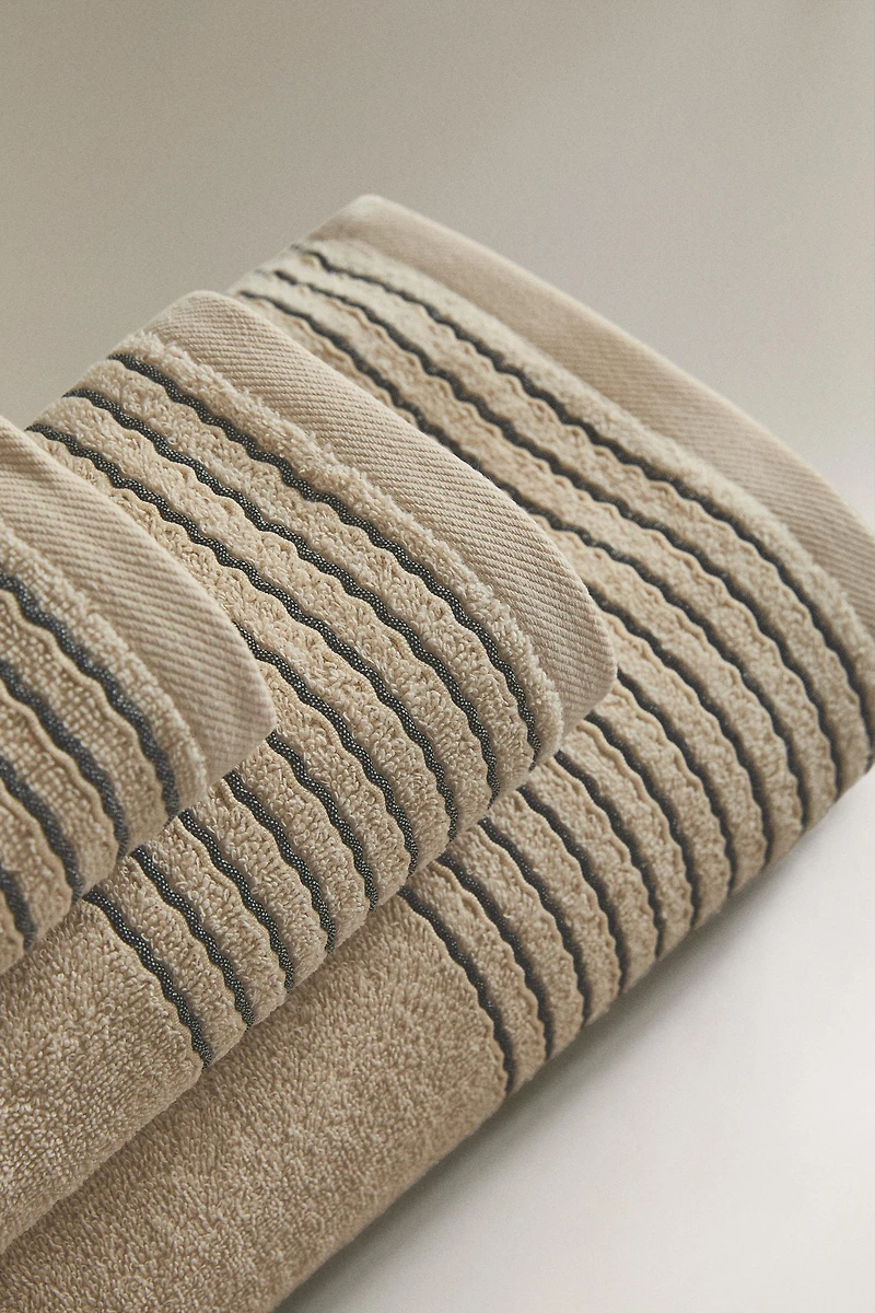 BATH TOWEL WITH PLEATED BORDER