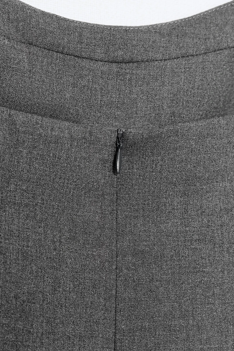 ROBE COURTE À BRETELLES