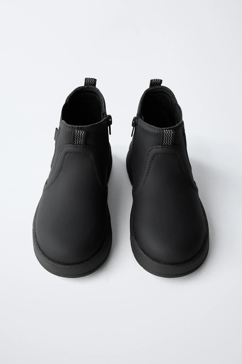 RUBBERIZED BOOTS