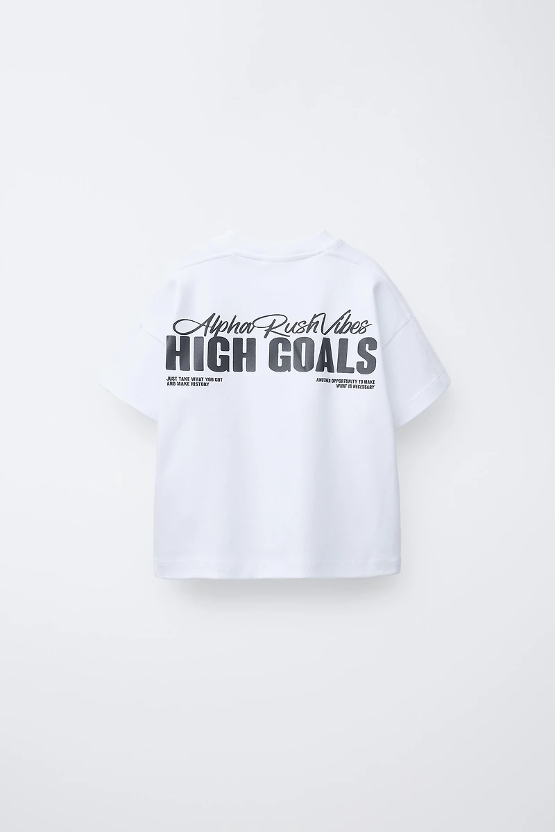 T-SHIRT AVEC INSCRIPTION EN RELIEF