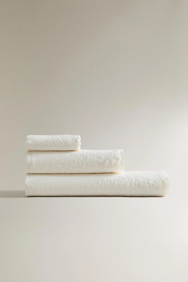 EMBROIDERED LINEN TOWEL