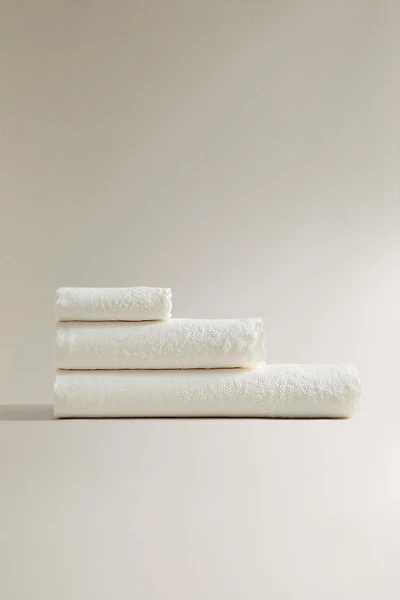 EMBROIDERED LINEN TOWEL