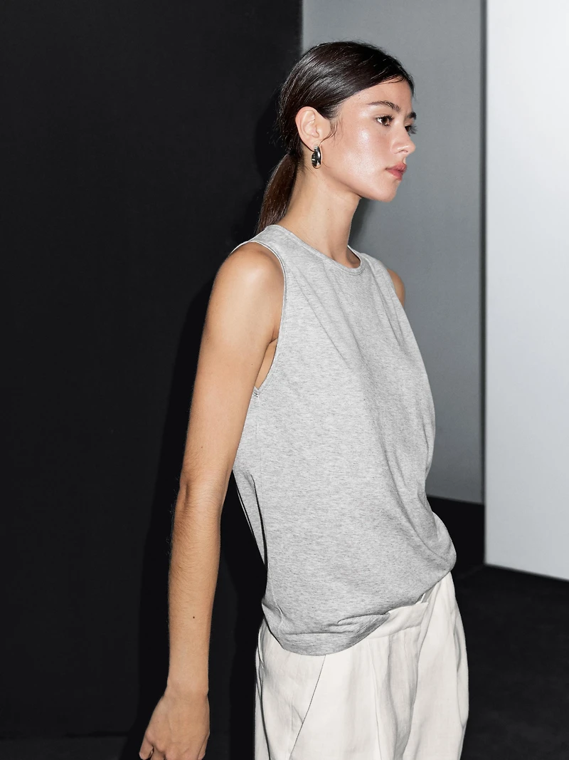 Sleeveless round neck T-shirt