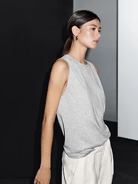 Sleeveless round neck T-shirt
