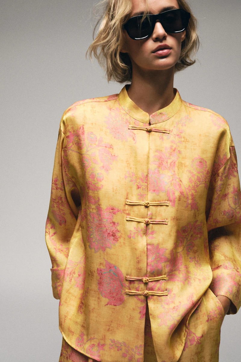 CHEMISE À IMPRIMÉ FLEURI ET BRANDEBOURGS