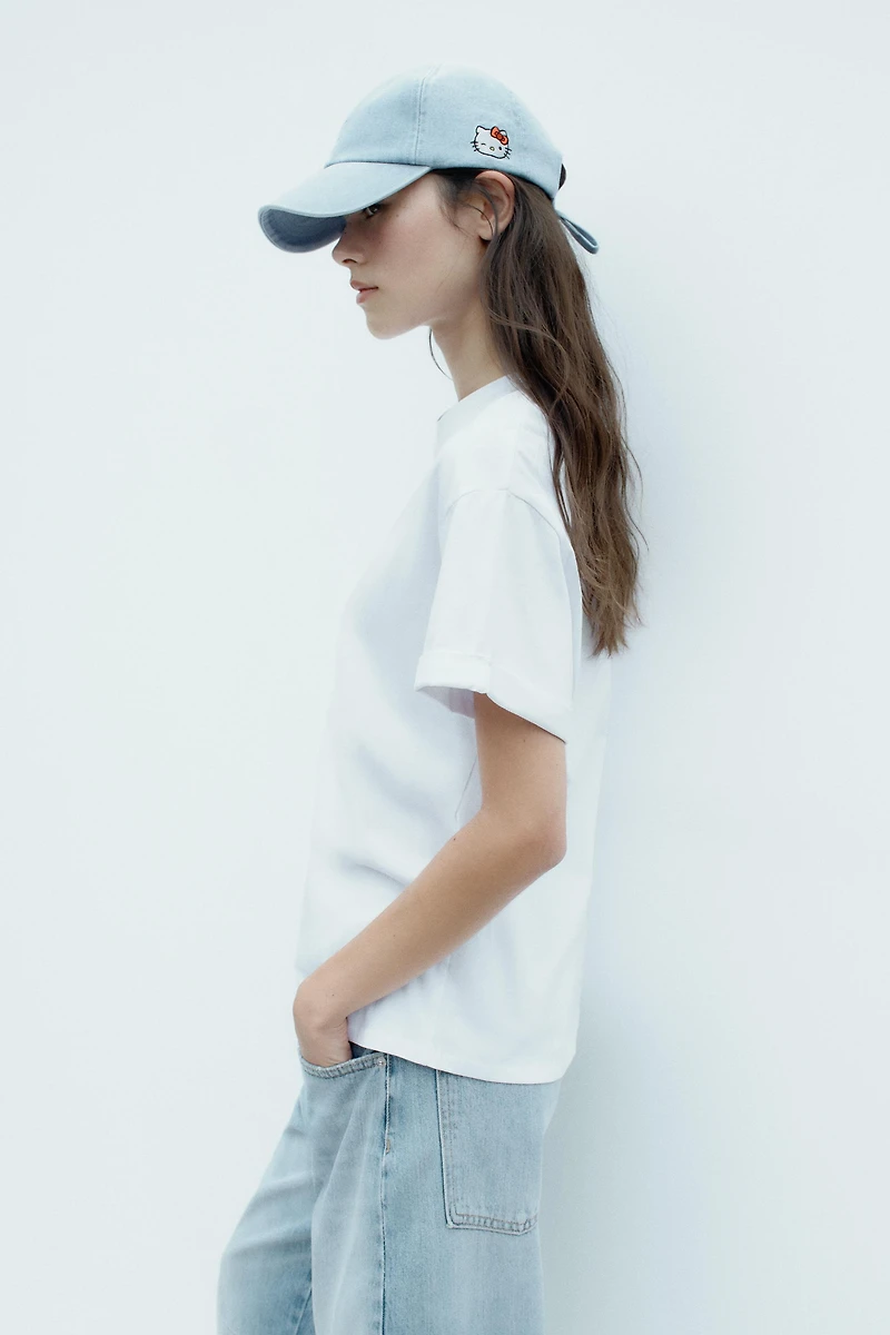 CASQUETTE EN DENIM HELLO KITTY © 2025 SANRIO