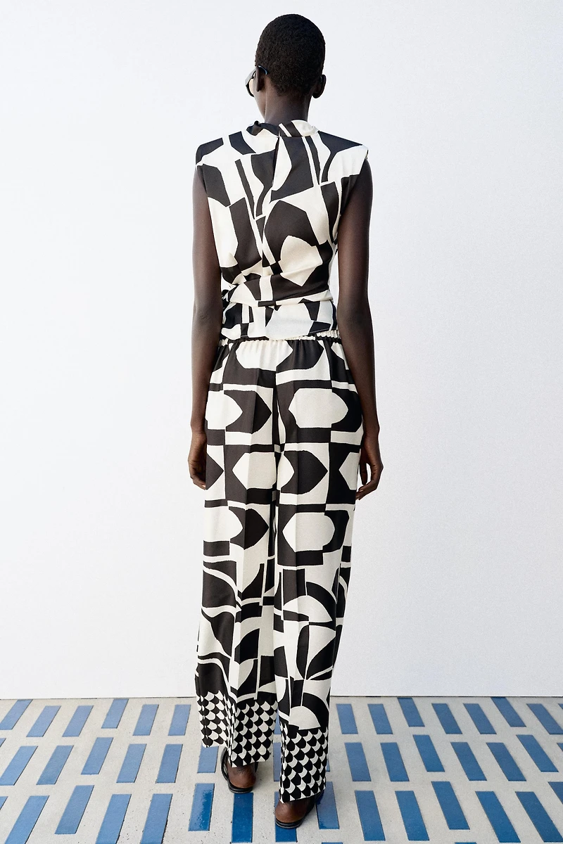 GEOMETRIC PRINT SHOULDER PAD TOP