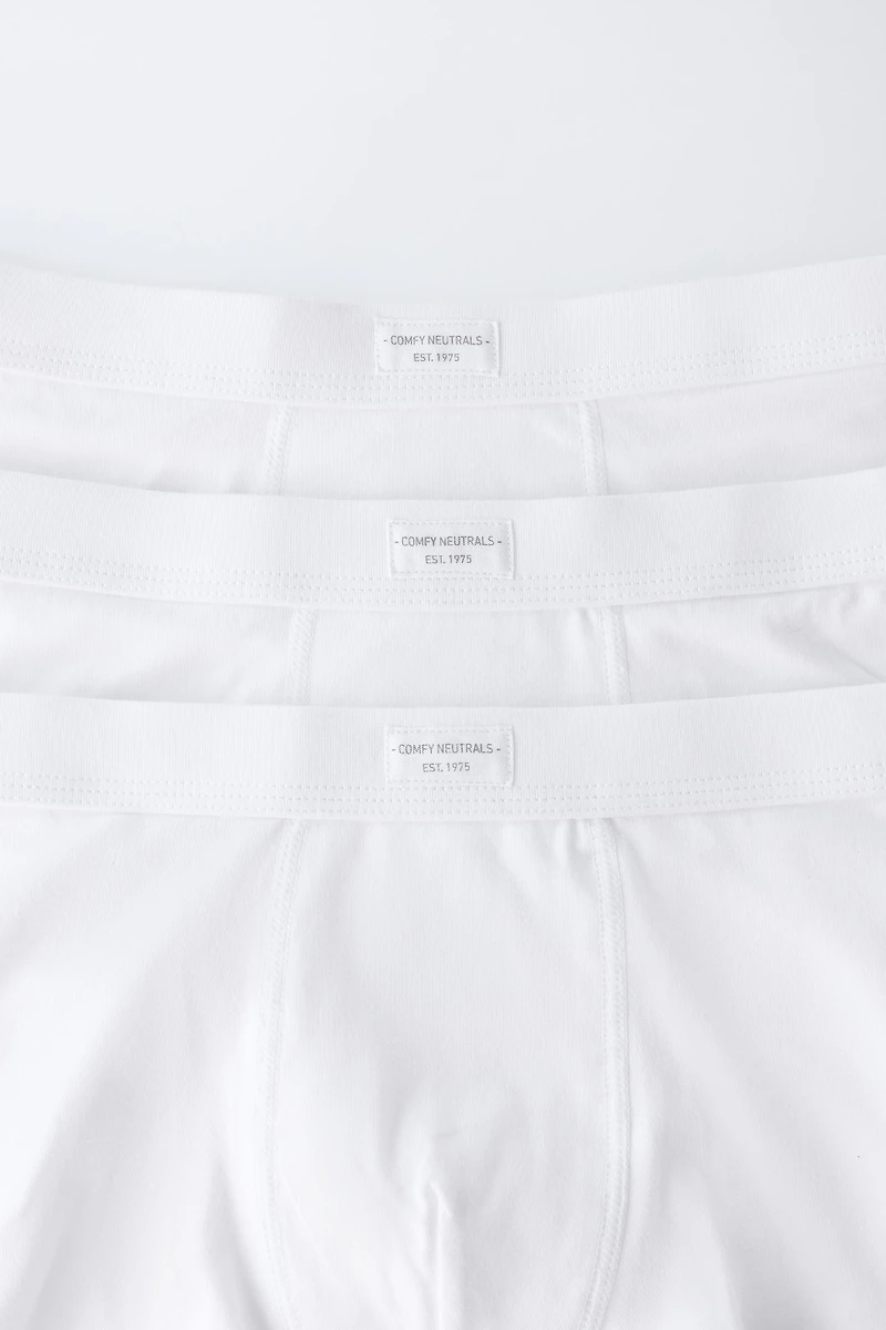 AGES 6-14 / THREE-PACK OF PLAIN BOXERS WITH LABEL