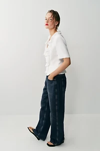 VESTE À MANCHES COURTES ET VOLANTS
