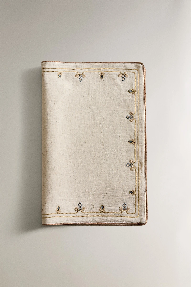 PLACEMAT WITH PLANTS EMBROIDERY