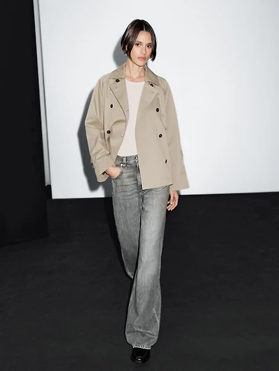 Short trench coat with button detail on the collar