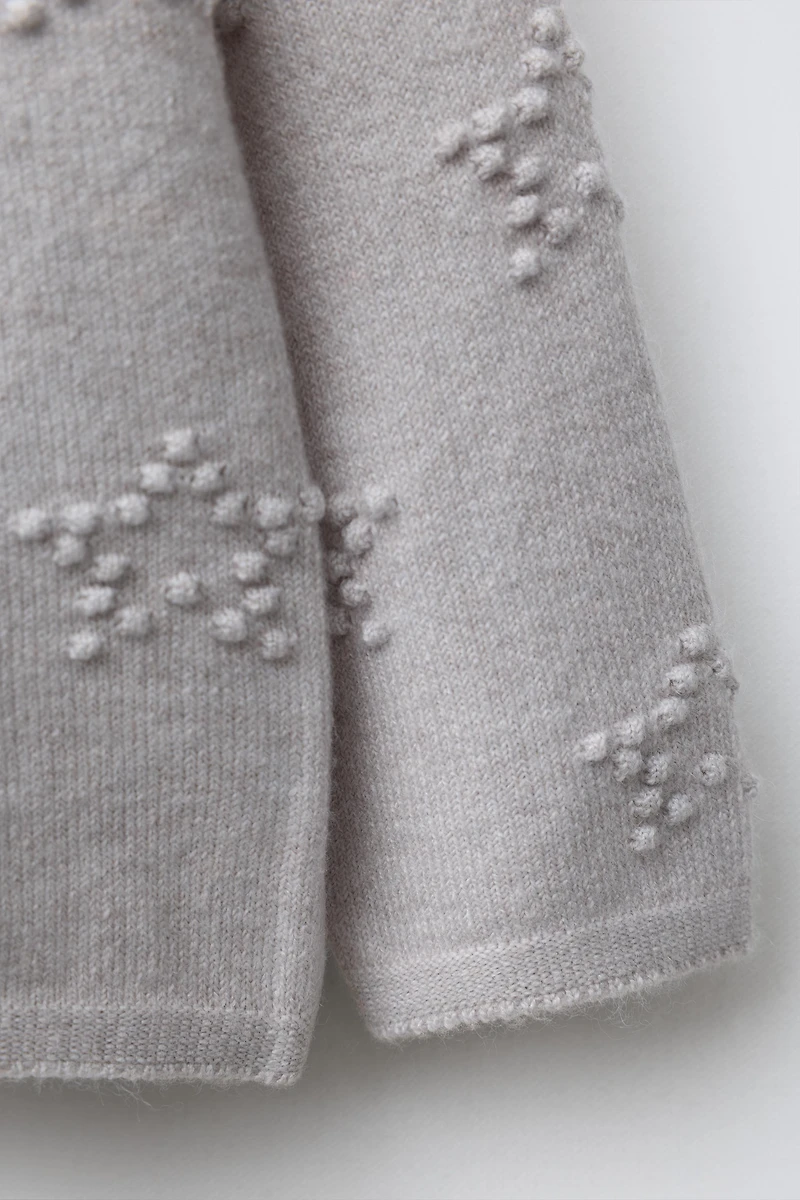 PULL EN MAILLE À ÉTOILES BRODÉES