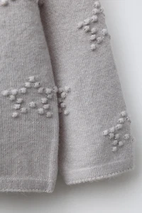 PULL EN MAILLE À ÉTOILES BRODÉES