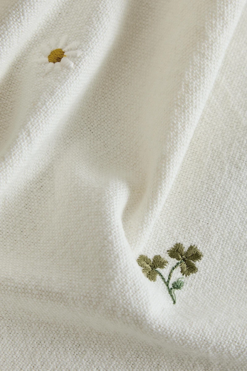 CLOVER AND DAISY EMBROIDERED TABLECLOTH
