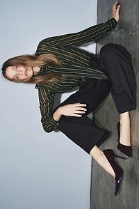 HEELS WITH SIDE OPENINGS