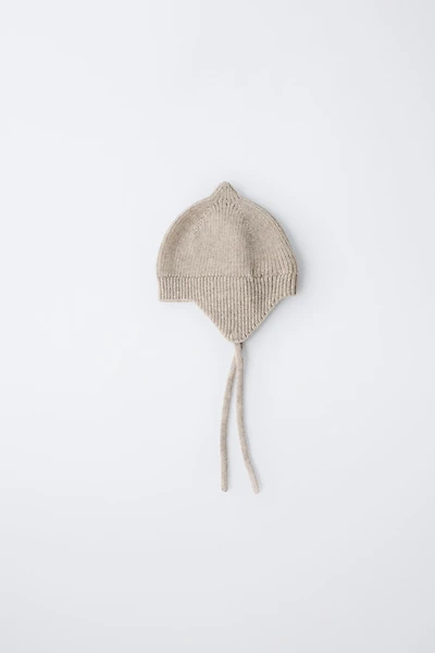 BONNET EN MAILLE AVEC LAINE