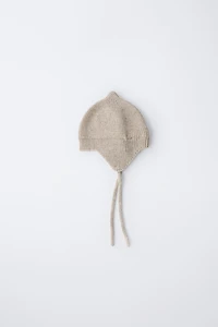 BONNET EN MAILLE AVEC LAINE