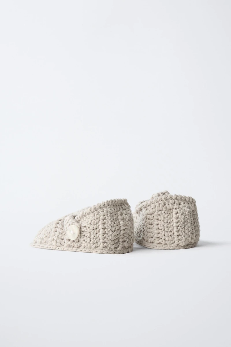 KNITTED BOOTIES