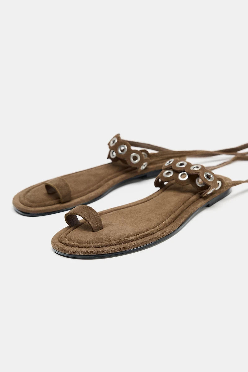 SANDALES ŒILLETS MÉTALLIQUES CUIR