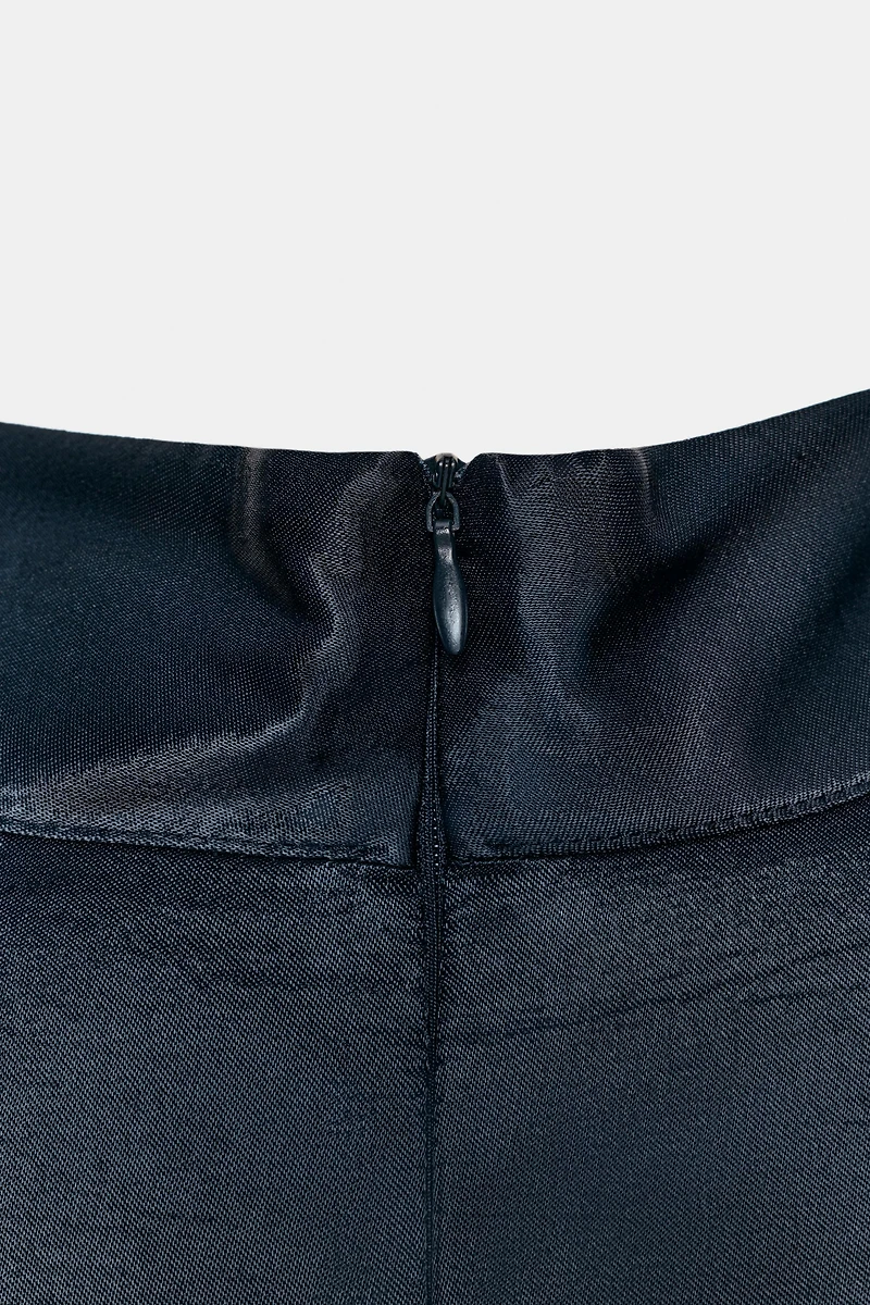 ROBE COURTE SATINÉE AVEC DENTELLE