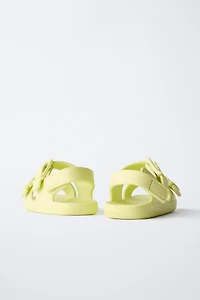 RUBBERIZED BUCKLED SANDALS