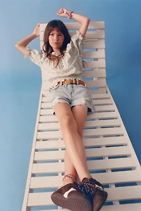 BLOUSE À PLIS NERVURÉS ET FLEURS