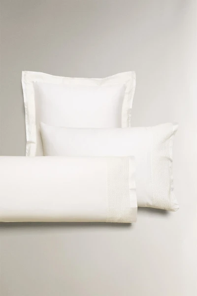 TAIE D’OREILLER SATIN FRISE