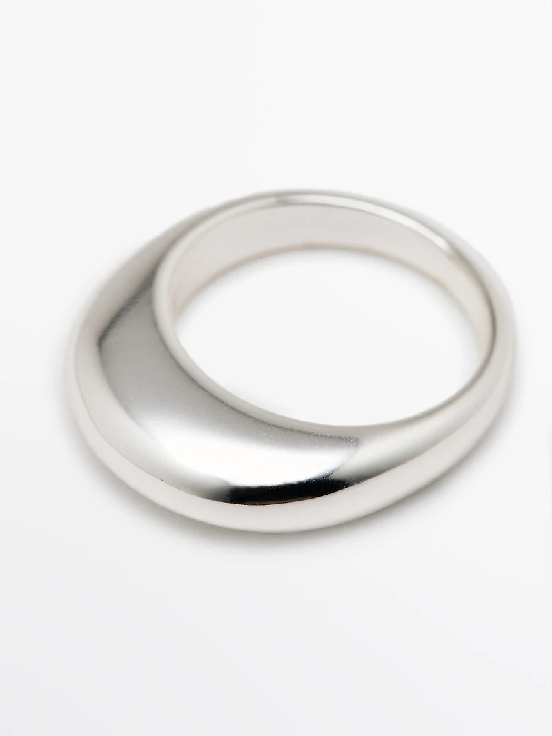 Set of textured enamelled rings