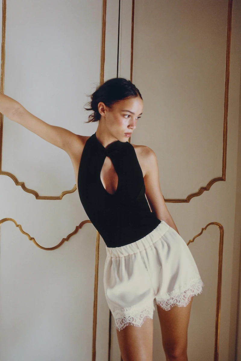 SHORT SATINÉ EN DENTELLE