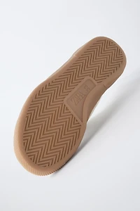 PATCH FLAP SNEAKERS
