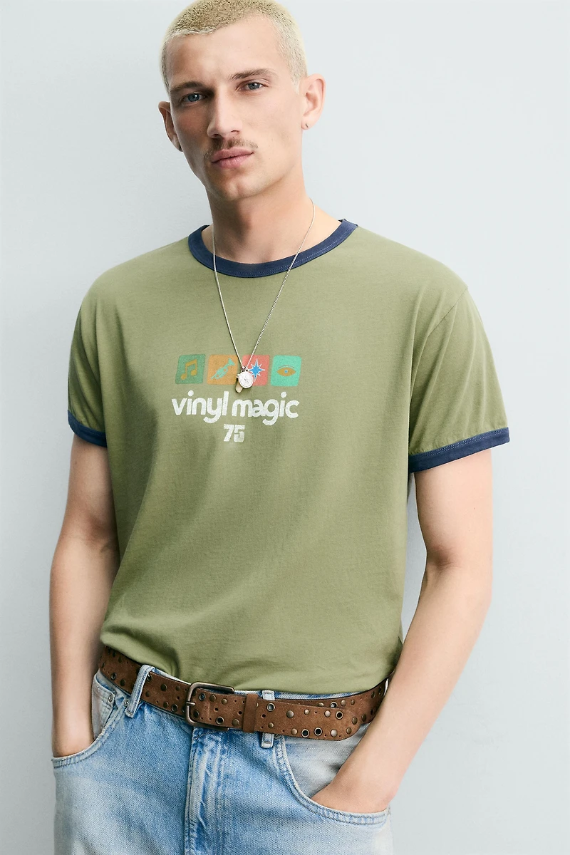 T-SHIRT CÔTELÉ CONTRASTE IMPRIMÉ DÉLAVÉ