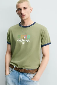 T-SHIRT CÔTELÉ CONTRASTE IMPRIMÉ DÉLAVÉ