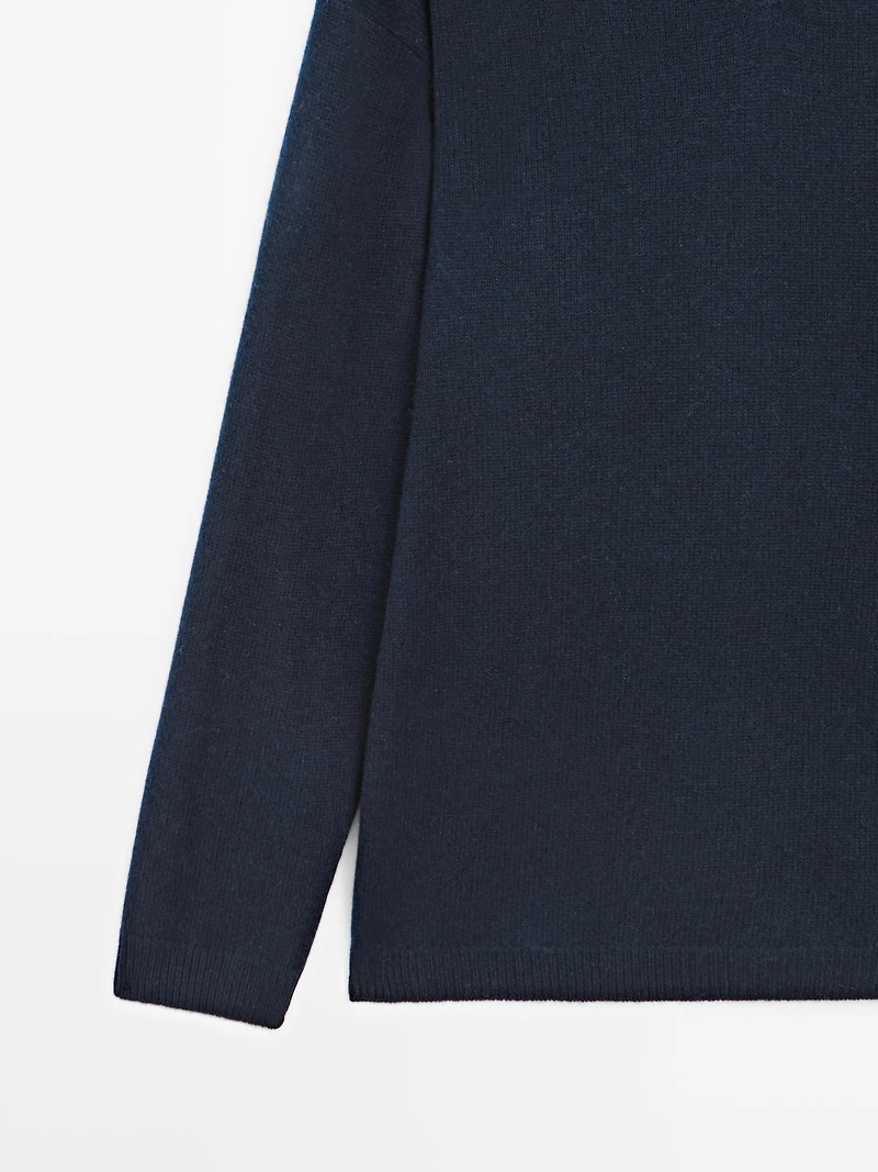 Oversize V-neck knit sweater