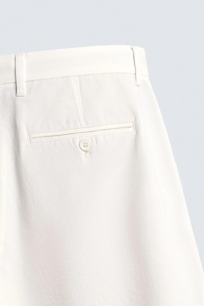 RELAXED FIT PLEATED SHORTS