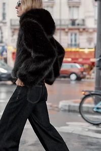 VESTE À CAPUCHE EFFET FOURRURE