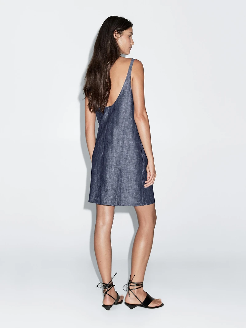 Short dress with low-cut back