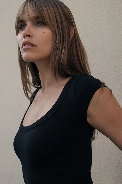 SCOOP NECK TOP