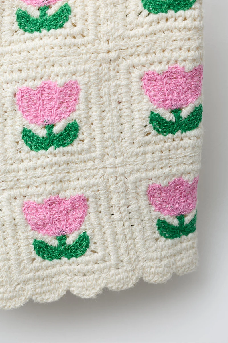 CROCHET KNIT SHORTS WITH FLOWERS