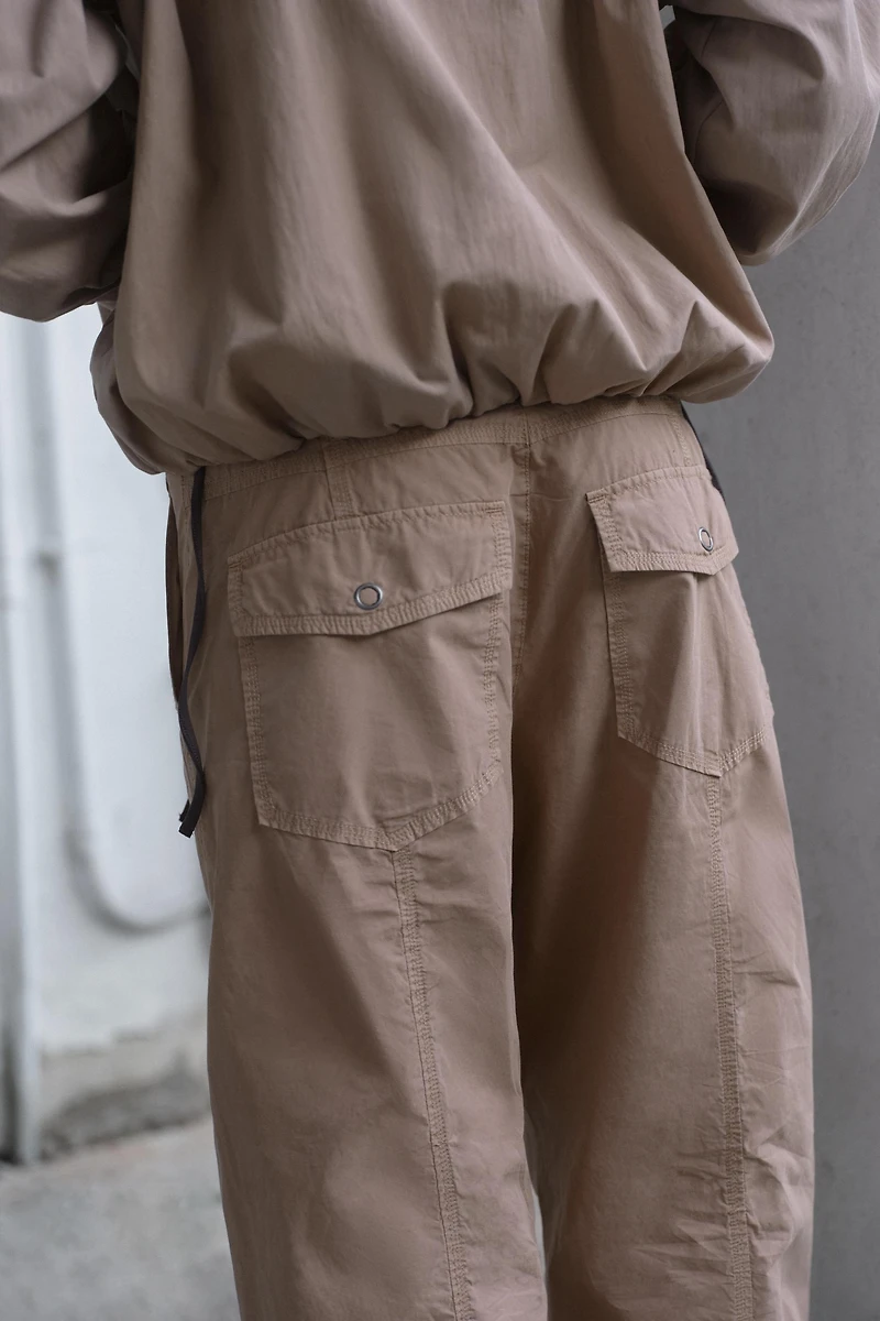 PANTALON DROIT À PLIS