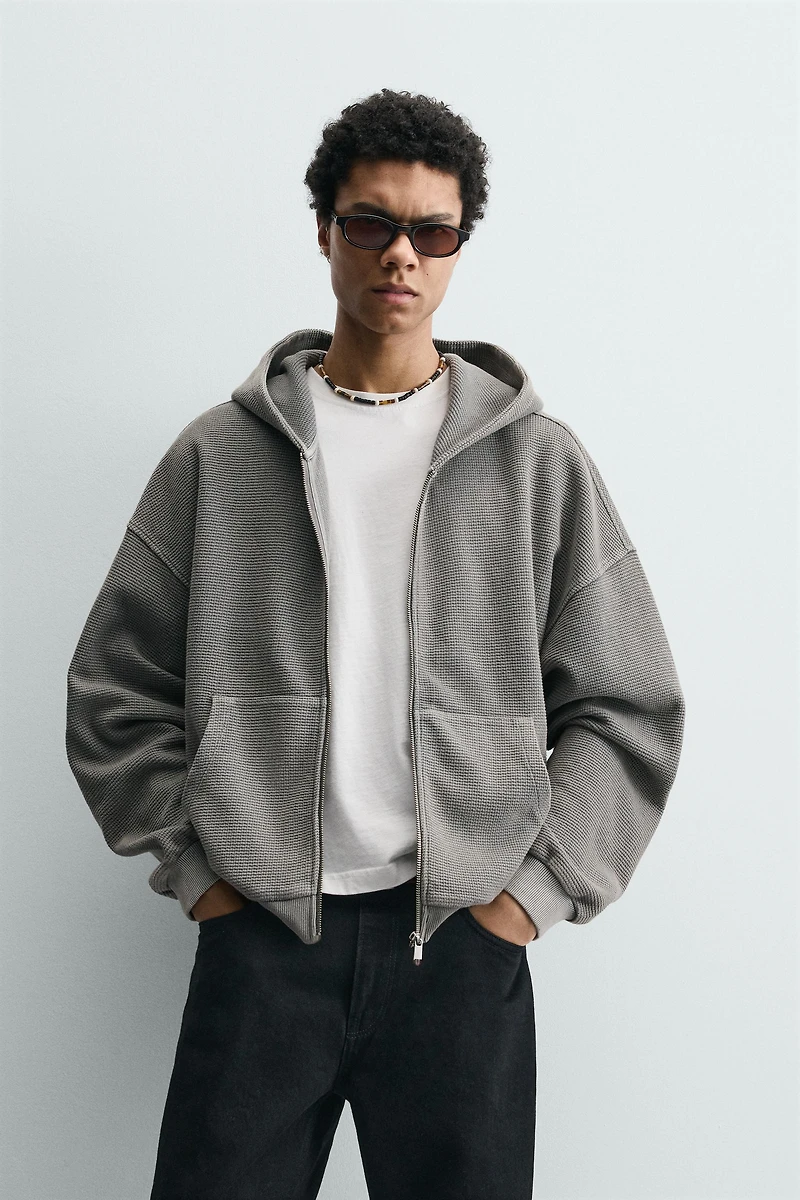 HOODIE WAFFLE DÉLAVÉ À CAPUCHE