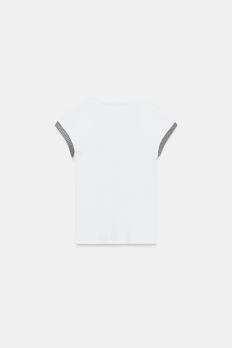 T-SHIRT À PASSEMENTERIE ET BOUTONS