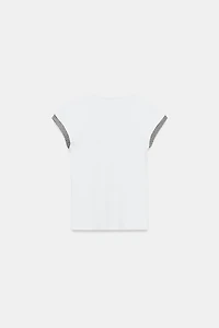 T-SHIRT À PASSEMENTERIE ET BOUTONS