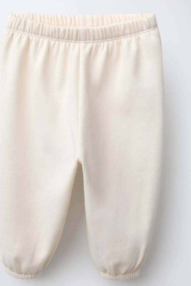 BASIC SWEATSHIRT AND JOGGER PANTS SET