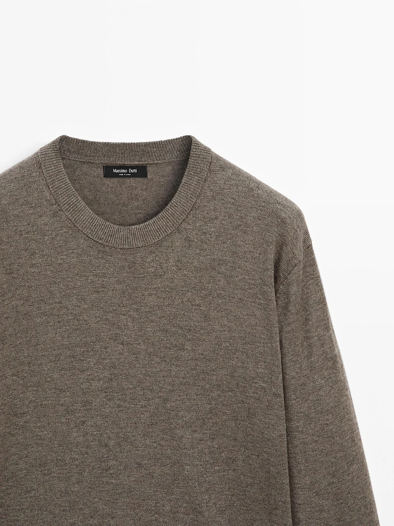 Crew neck knit sweater