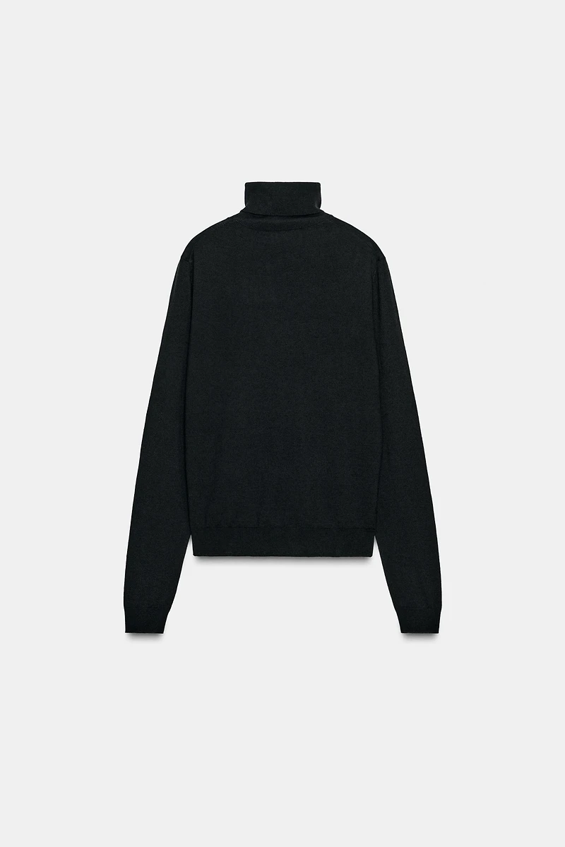 PULL EN LAINE À COL MONTANT