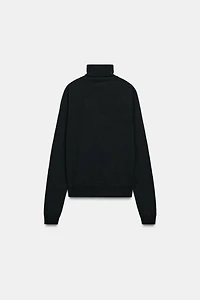 PULL EN LAINE À COL MONTANT