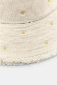 DAISY EMBROIDERED BUCKET HAT